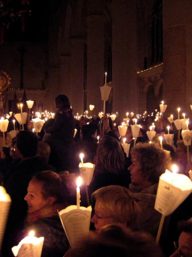 saint-nicolas-2007-08-12-07-procession-nombreux-flambeaux.jpg