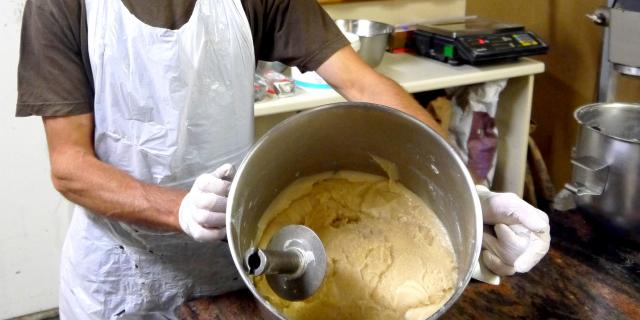 preparation-baba-au-rhum-chocolaterie-batt.jpg