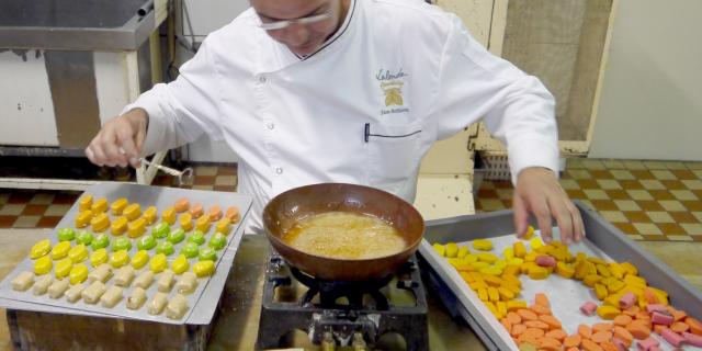 Préparation Des Bonbons Craquelines