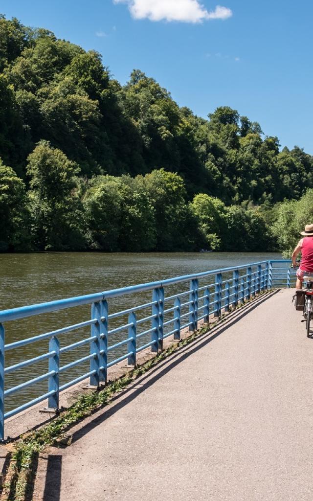 Boucle De La Moselle - Cyclistes au bord de l'eau