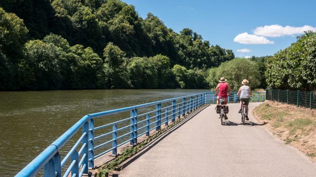 Boucle De La Moselle - Cyclistes au bord de l'eau