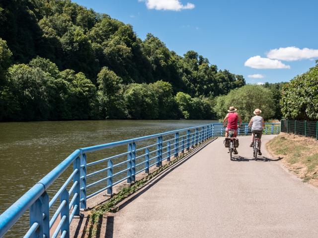 Boucle De La Moselle - Cyclistes au bord de l'eau