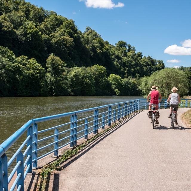 Boucle De La Moselle - Cyclistes au bord de l'eau