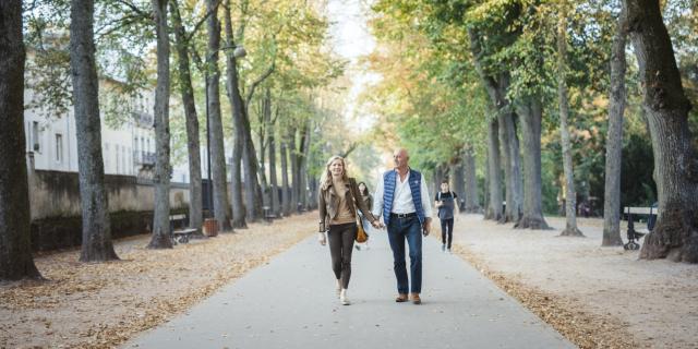 Couple se promenant dans le parc de la Pépinière