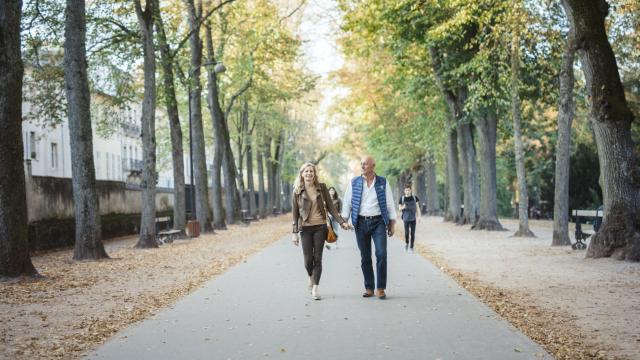 Couple se promenant dans le parc de la Pépinière