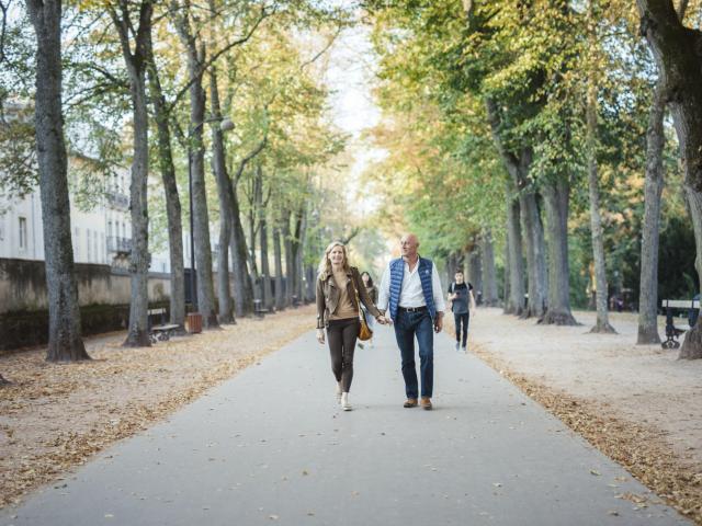 Couple se promenant dans le parc de la Pépinière