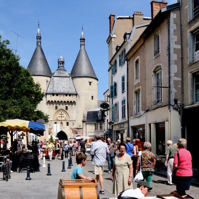 Puces en ville vieille devant la Porte de la Craffe